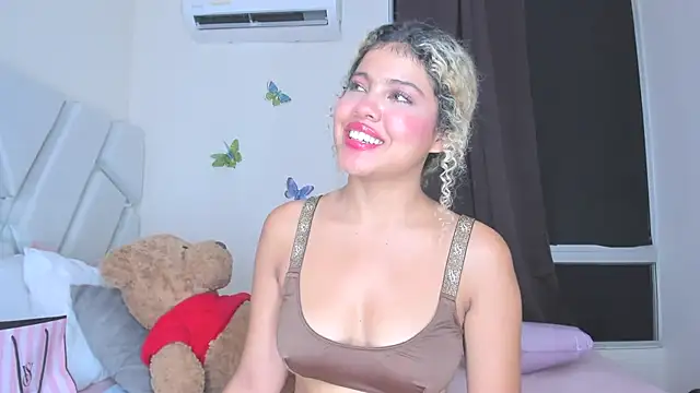 sofiacastillo01 online show from 04.21.26
