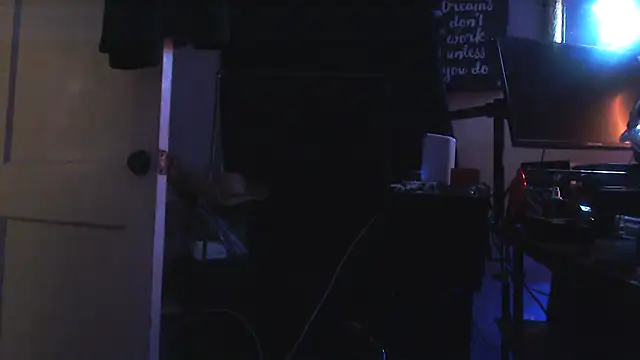 Snapshot of trash4cash chatting on 01.16.25 trash4cash online show from 01.16.25