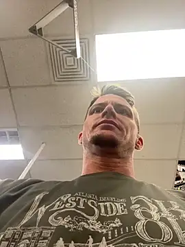 Snapshot of trash4cash chatting on 03.10.25 trash4cash online show from 03.10.25