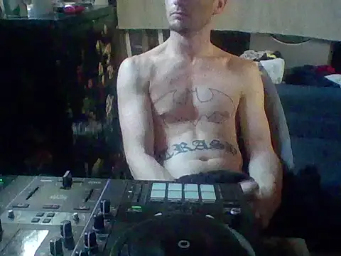 Snapshot of trash4cash chatting on 10.01.25 trash4cash online show from 10.01.25