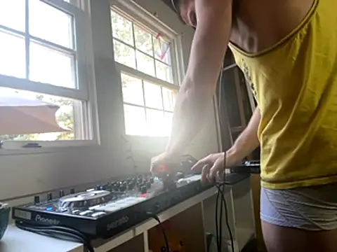 Snapshot of trash4cash chatting on 10.22.25 trash4cash online show from 10.22.25