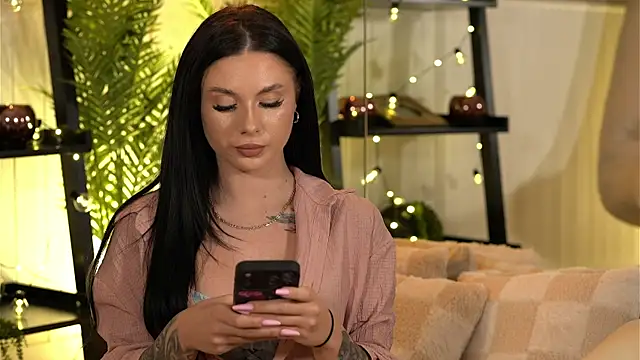 Snapshot of CarolinePrescott chatting on 06.27.26 CarolinePrescott online show from 06.27.26