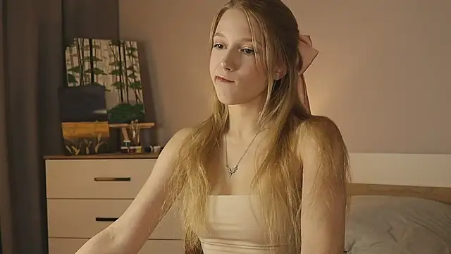 Snapshot of AliceLebel chatting on 11.28.25 AliceLebel online show from 11.28.25