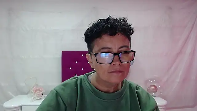 Snapshot of ShaneLeux chatting on 11.05.25 ShaneLeux online show from 11.05.25