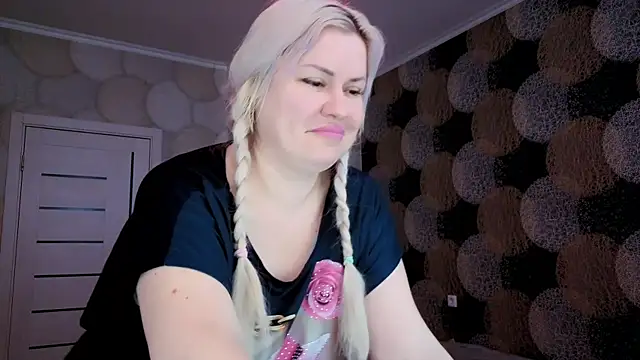 Snapshot of natusik chatting on 03.18.25 natusik online show from 03.18.25