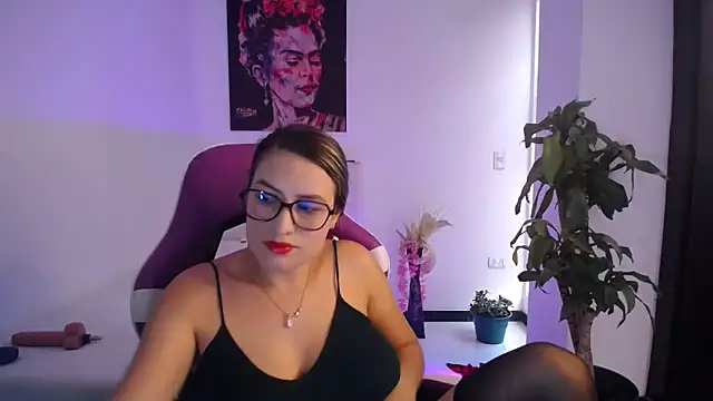 esmeraldaa230 online show from 11.22.25