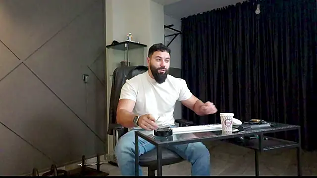 Snapshot of mattmasterss chatting on 12.20.24 mattmasterss online show from 12.20.24