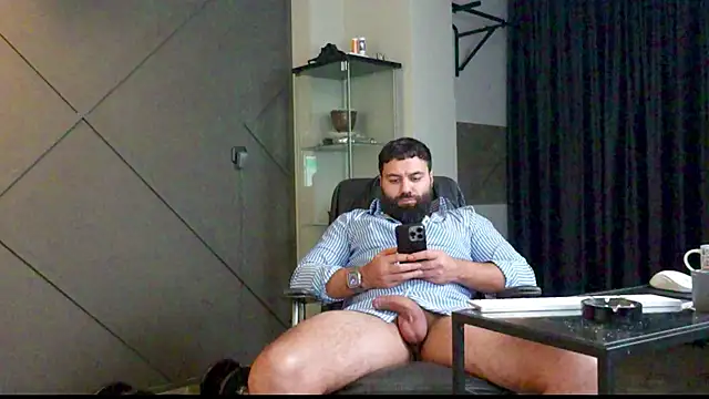 Snapshot of mattmasterss chatting on 12.28.24 mattmasterss online show from 12.28.24