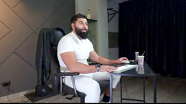 Snapshot of mattmasterss chatting on 01.04.25 mattmasterss online show from 01.04.25