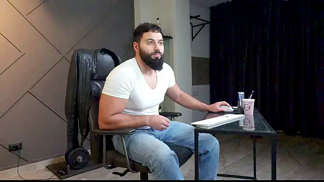 Snapshot of mattmasterss chatting on 01.04.25 mattmasterss online show from 01.04.25