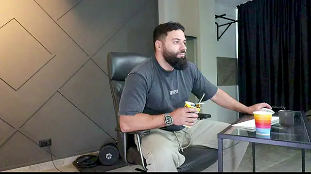 Snapshot of mattmasterss chatting on 01.21.25 mattmasterss online show from 01.21.25