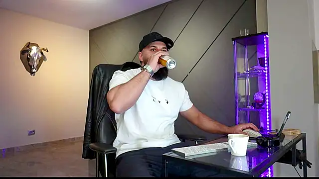 Snapshot of mattmasterss chatting on 03.20.25 mattmasterss online show from 03.20.25