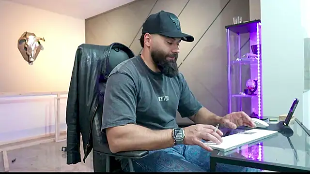 Snapshot of mattmasterss chatting on 03.22.25 mattmasterss online show from 03.22.25