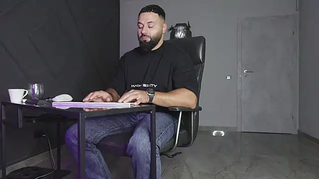 Snapshot of mattmasterss chatting on 10.11.25 mattmasterss online show from 10.11.25