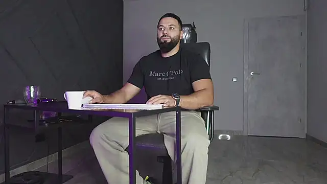 Snapshot of mattmasterss chatting on 10.18.25 mattmasterss online show from 10.18.25