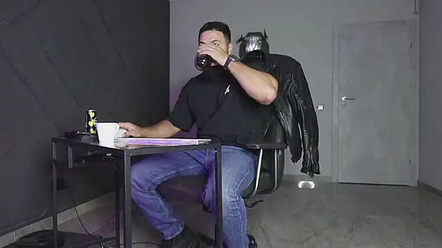 Snapshot of mattmasterss chatting on 10.23.25 mattmasterss online show from 10.23.25