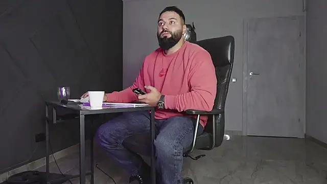 Snapshot of mattmasterss chatting on 10.30.25 mattmasterss online show from 10.30.25