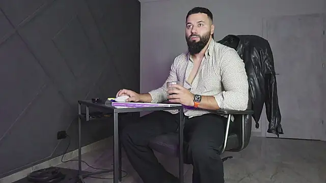 Snapshot of mattmasterss chatting on 11.08.25 mattmasterss online show from 11.08.25