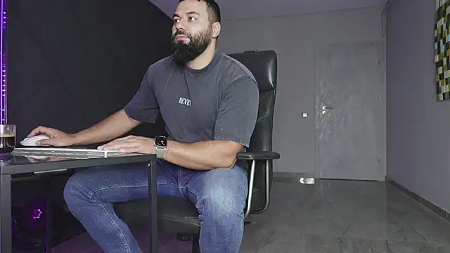 Snapshot of mattmasterss chatting on 12.04.25 mattmasterss online show from 12.04.25