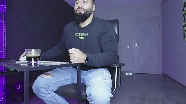 Snapshot of mattmasterss chatting on 12.14.25 mattmasterss online show from 12.14.25