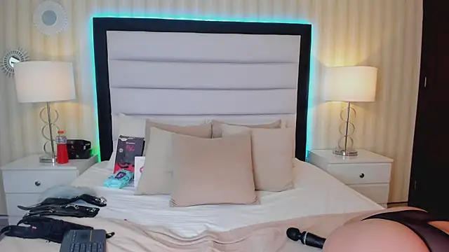 Valeriasaenzz  online show from 12.16.24