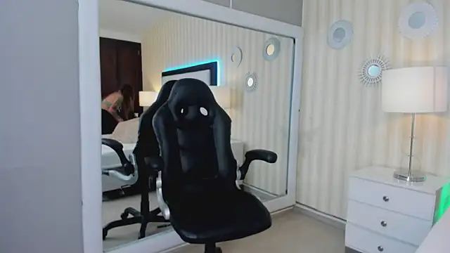 Valeriasaenzz  online show from 12.19.24