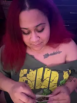 Snapshot of Juicyjordie chatting on 12.17.25 Juicyjordie online show from 12.17.25