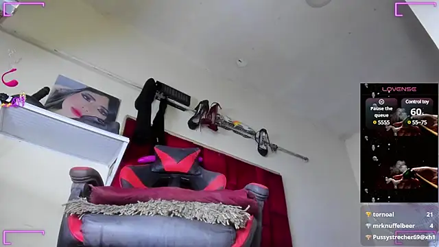 Snapshot of Trixy_star_horney chatting on 03.17.25 Trixy star horney online show from 03.17.25