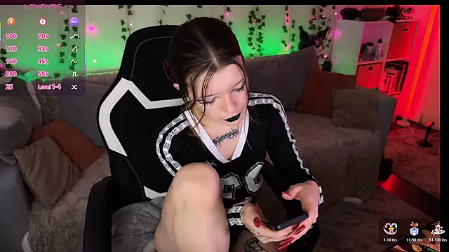 Snapshot of Eva-miller1 chatting on 11.23.25 Eva-miller1 online show from 11.23.25