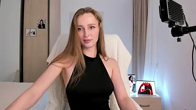 Snapshot of CharlotteWells chatting on 11.10.25 CharlotteWells online show from 11.10.25