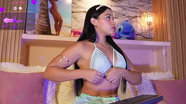 Snapshot of adri_crof chatting on 11.04.25 adri crof online show from 11.04.25