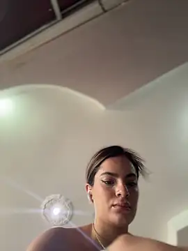 Snapshot of emiss_ chatting on 10.23.25 emiss online show from 10.23.25