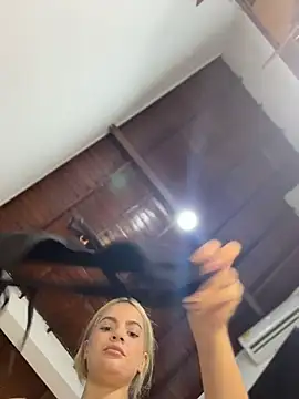 Snapshot of emiss_ chatting on 12.05.25 emiss online show from 12.05.25