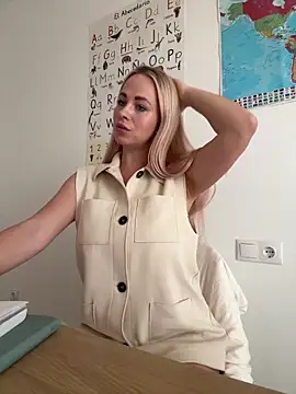 Snapshot of streetdoll chatting on 02.04.25 streetdoll online show from 02.04.25