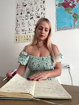 Snapshot of streetdoll chatting on 02.06.25 streetdoll online show from 02.06.25