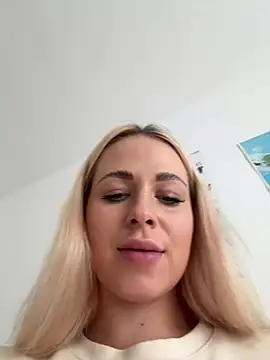 Snapshot of streetdoll chatting on 02.09.25 streetdoll online show from 02.09.25