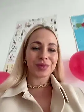 Snapshot of streetdoll chatting on 02.12.25 streetdoll online show from 02.12.25