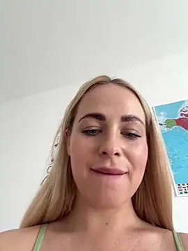 Snapshot of streetdoll chatting on 03.09.25 streetdoll online show from 03.09.25