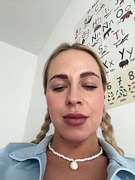 Snapshot of streetdoll chatting on 03.20.25 streetdoll online show from 03.20.25