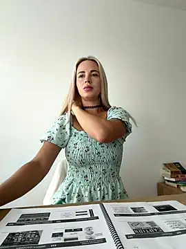 Snapshot of streetdoll chatting on 10.07.25 streetdoll online show from 10.07.25