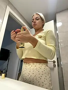 Snapshot of streetdoll chatting on 11.15.25 streetdoll online show from 11.15.25