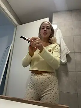 Snapshot of streetdoll chatting on 11.29.25 streetdoll online show from 11.29.25