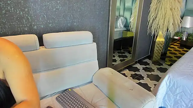 Snapshot of PaulinaDuarte chatting on 11.14.25 PaulinaDuarte online show from 11.14.25