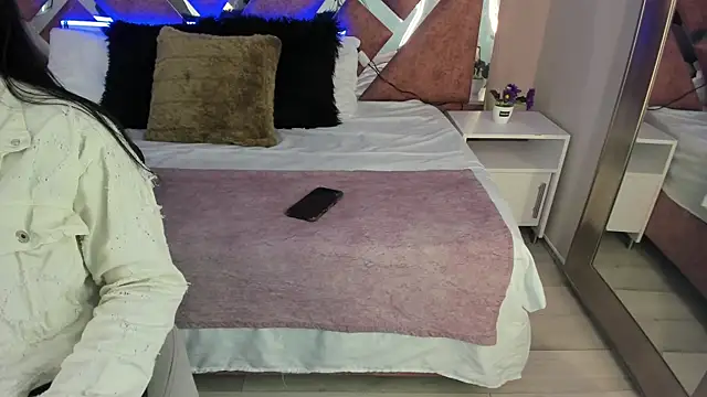 Snapshot of PaulinaDuarte chatting on 11.19.25 PaulinaDuarte online show from 11.19.25