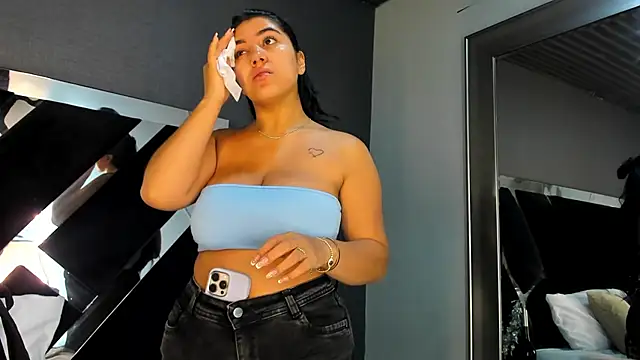 Snapshot of PaulinaDuarte chatting on 11.26.25 PaulinaDuarte online show from 11.26.25