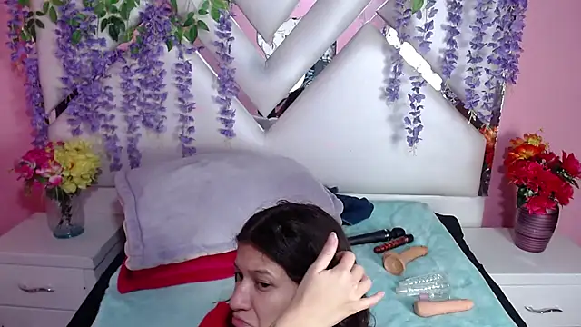 Snapshot of Perla_Skinnyy chatting on 12.20.24 Perla Skinnyy online show from 12.20.24