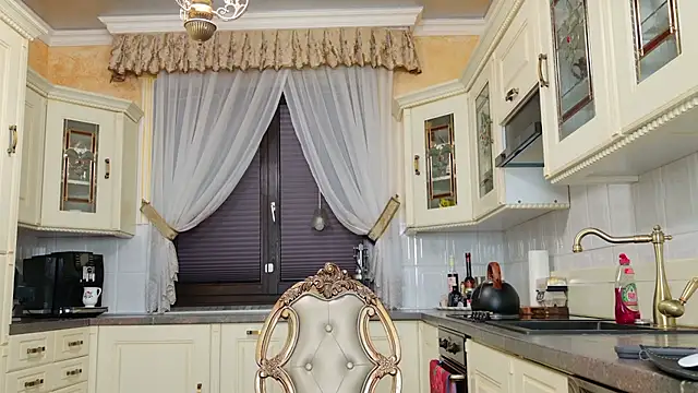 TUNDEROSE1 online show from 02.11.25