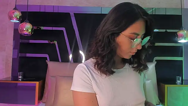 DaraBeckett online show from 10.19.25