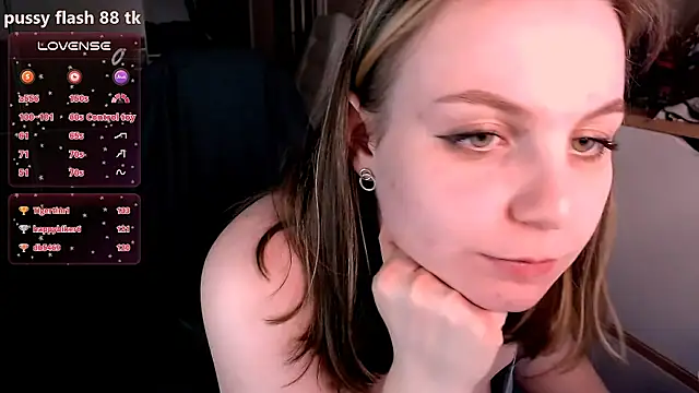 Snapshot of _wikki_ chatting on 03.12.25 wikki online show from 03.12.25