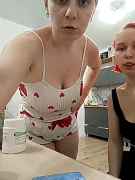 Snapshot of _wikki_ chatting on 10.26.25 wikki online show from 10.26.25